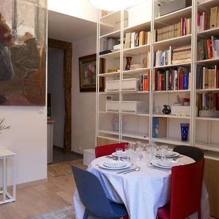 Appartment Near Louvre, Central Parijs Buitenkant foto