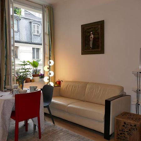 Appartment Near Louvre, Central Parijs Buitenkant foto