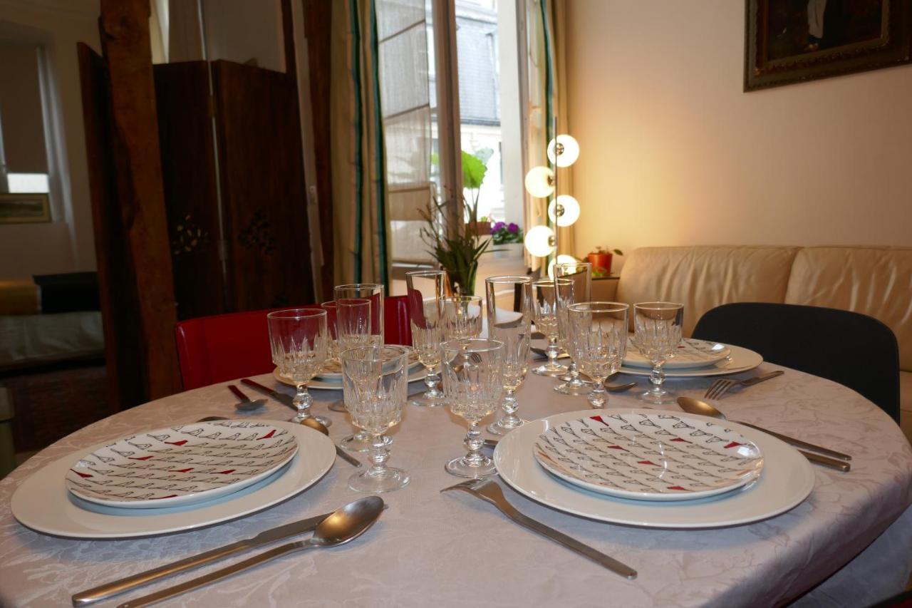 Appartment Near Louvre, Central Parijs Buitenkant foto