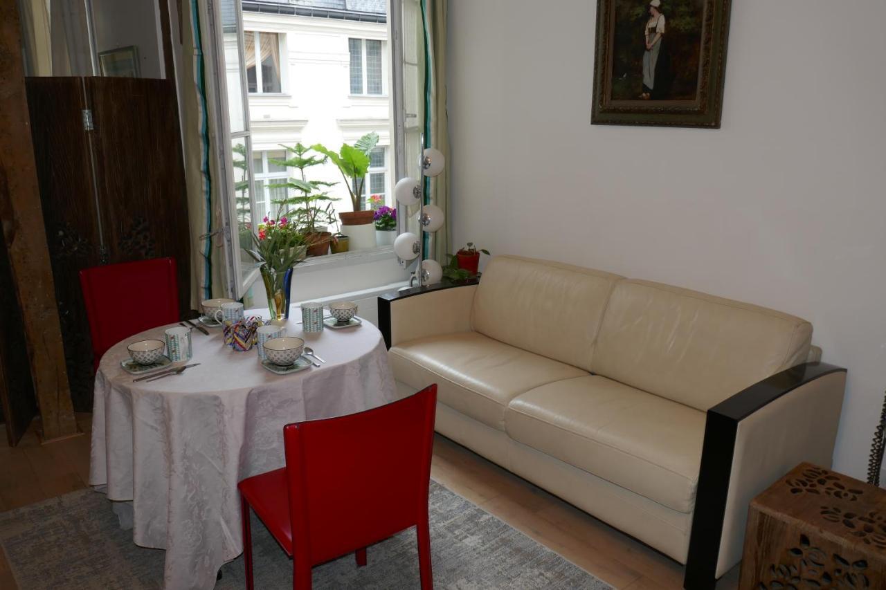Appartment Near Louvre, Central Parijs Buitenkant foto