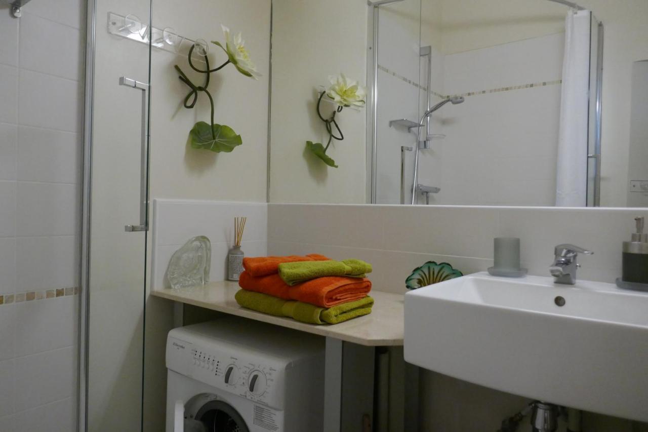 Appartment Near Louvre, Central Parijs Buitenkant foto