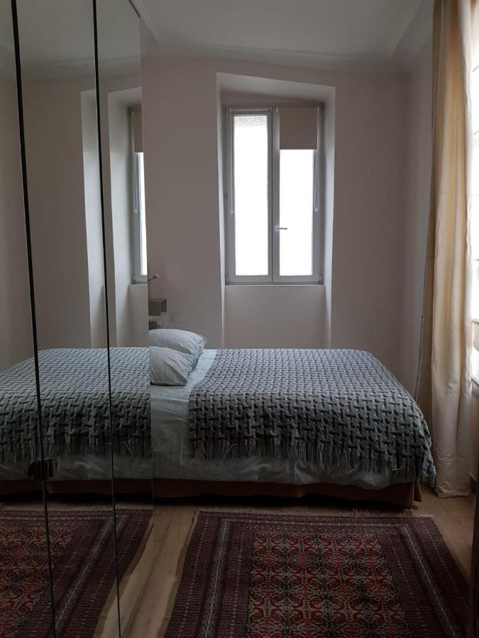 Appartment Near Louvre, Central Parijs Buitenkant foto